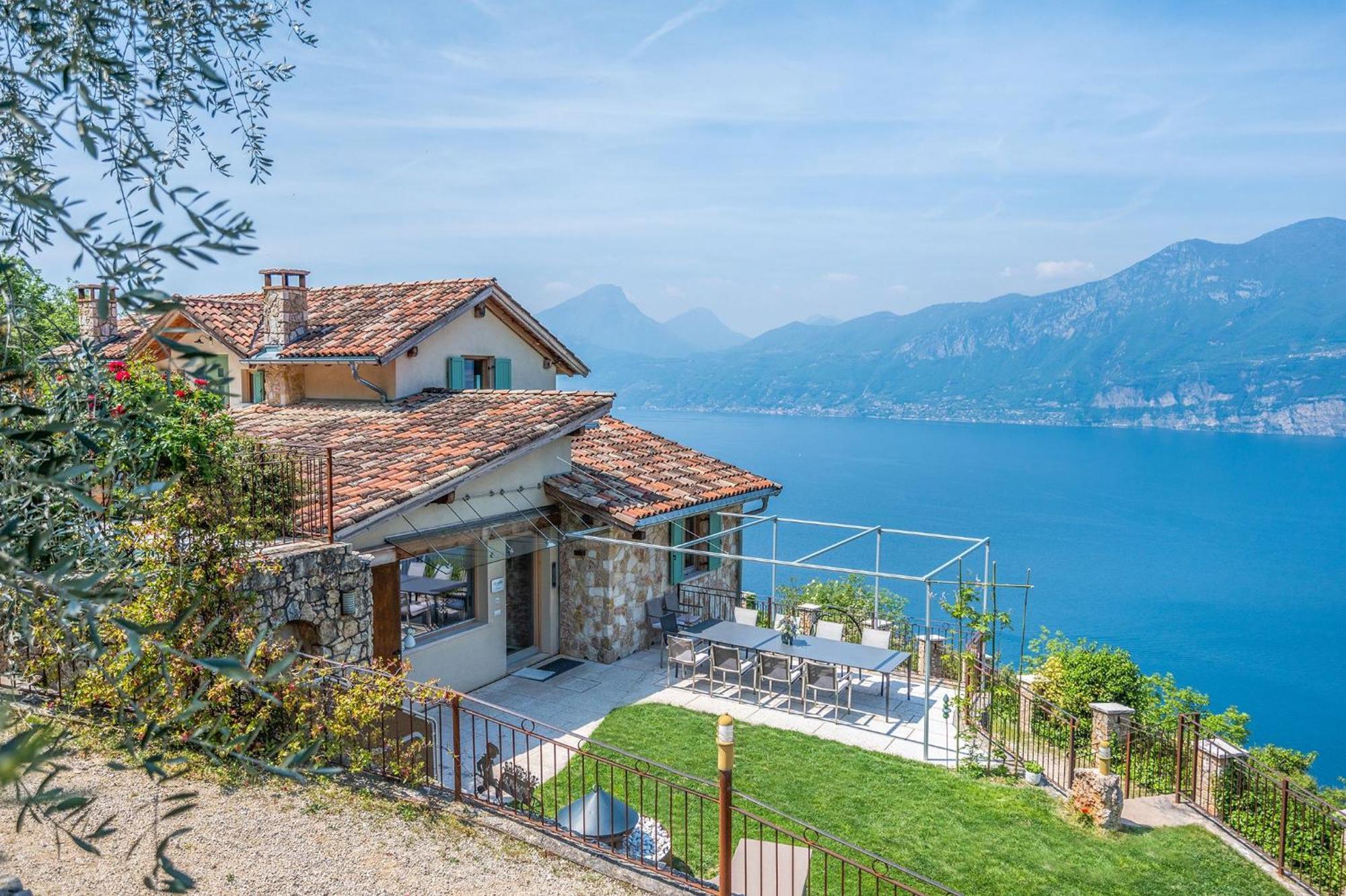 Mit Schoenem Seepanorama Und Naturteich Castelletto Di Brenzone